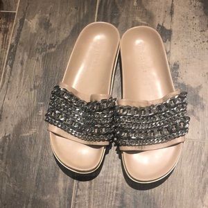 Kendall & Kylie chain pool slides